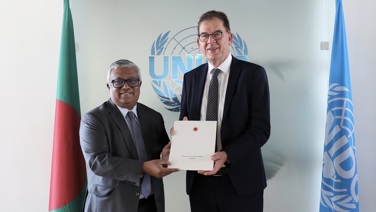 His Excellency Mr. Asad Alam SIAM, presents his credentials as Permanent Representative of BANGLADESH to UNIDO to the Director General, Mr. Gerd Müller