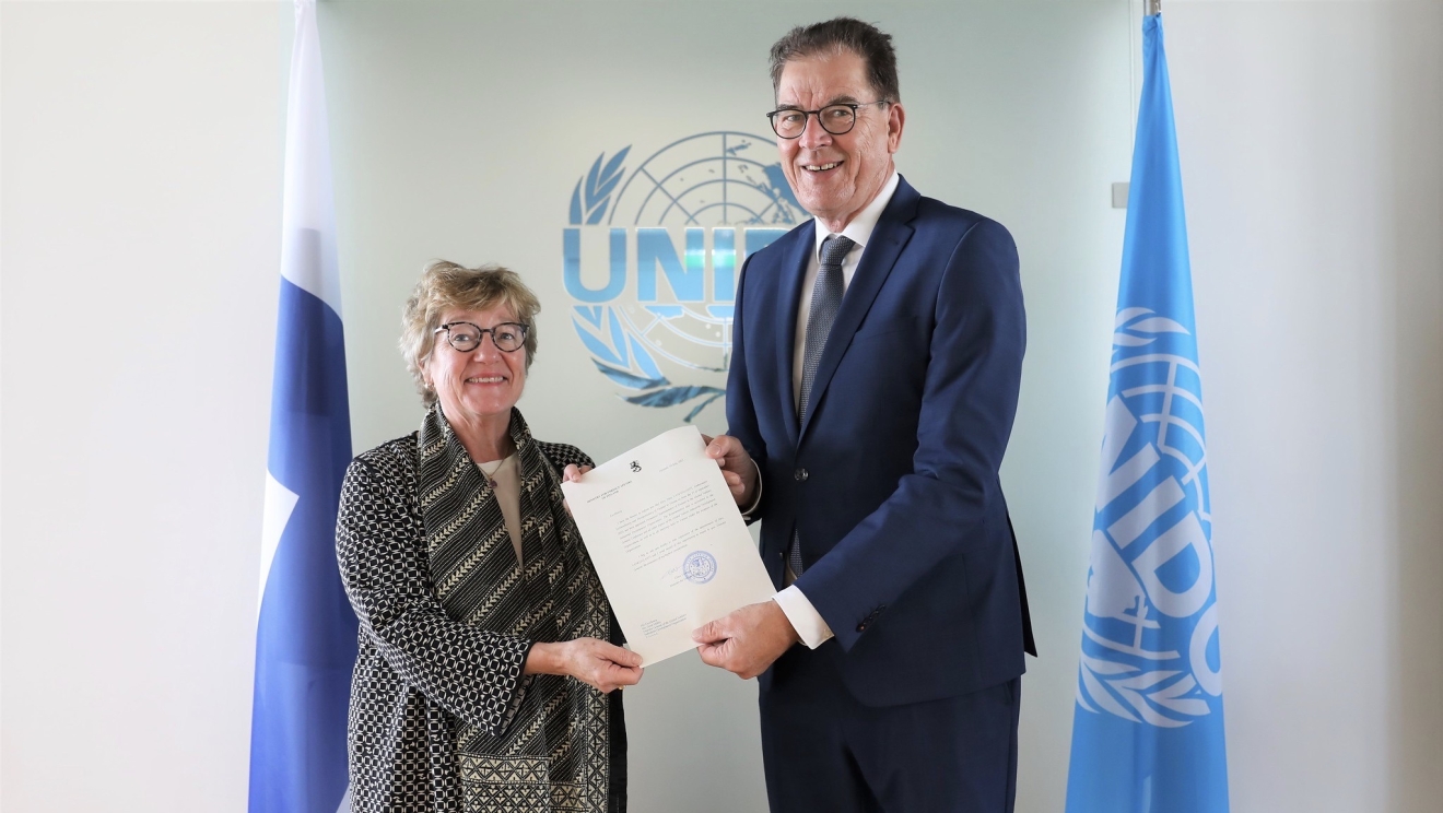 Her Excellency Ms. Nina VASKUNLAHTI, presents his credentials as Permanent Representative of Finland to UNIDO to the Director General, Mr. Gerd Müller