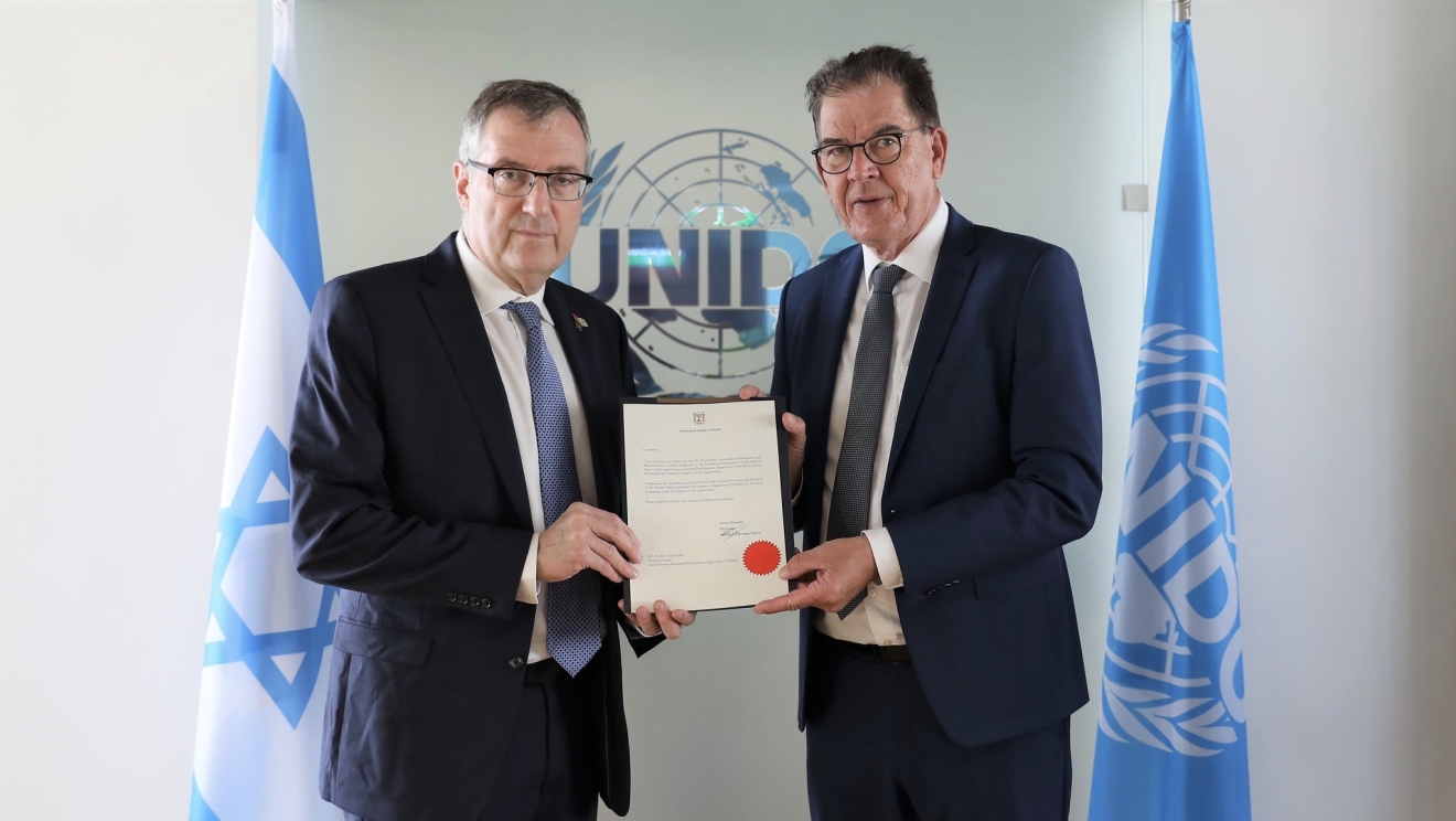 His Excellency Mr. David Yitshak ROET, presents his credentials as Permanent Representative of Israel to UNIDO to the Director General, Mr. Gerd Müller