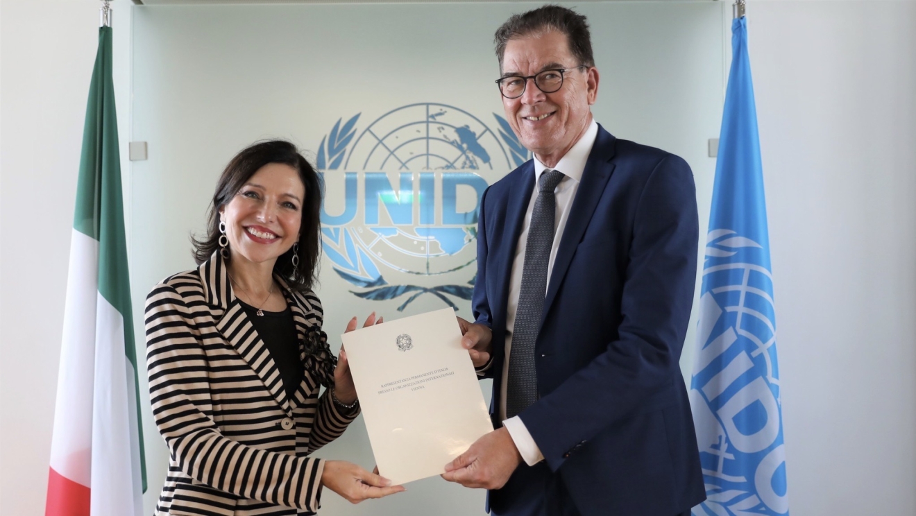 Her Excellency Ms. Debora LEPRE, presents her credentials as Permanent Representative of Italy to UNIDO to the Director General, Mr. Gerd Müller