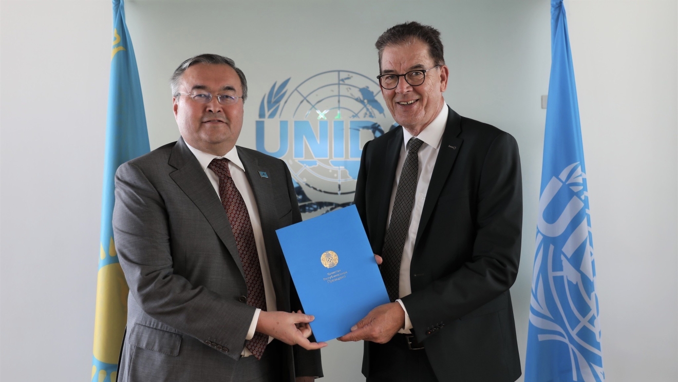 His Excellency Mr. Mukhtar TILEUBERDI, presents his credentials as Permanent Representative of Kazakhstan to UNIDO to the Director General, Mr. Gerd Müller
