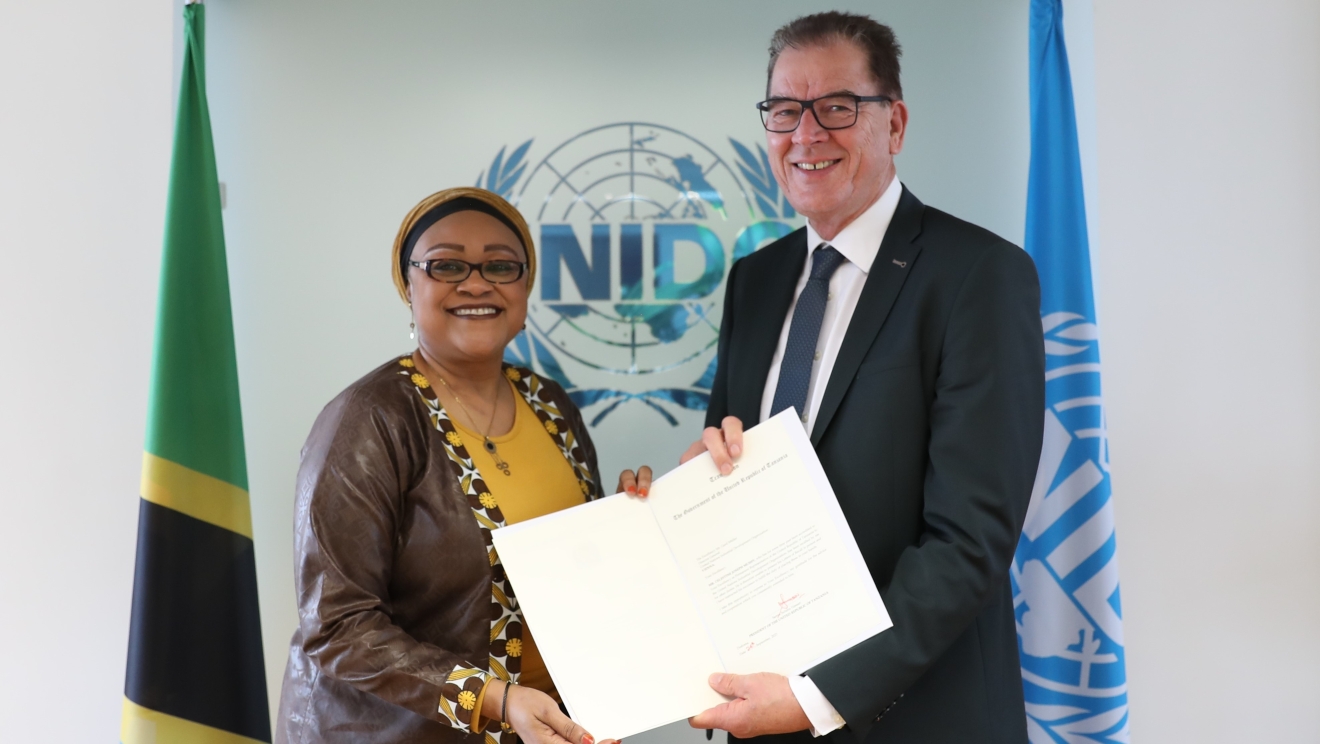 Her Excellency Ms. Naimi Sweetie Hamza AZIZ, presents her credentials as Permanent Representative of United Republic of Tanzania to UNIDO to the Director General, Mr. Gerd Müller
